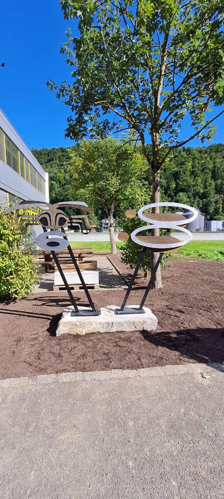 <p>Blech trifft Kreativität – wenn Metall zu kunstvollen Skulpturen, Bildern und Dekorationen wird</p>